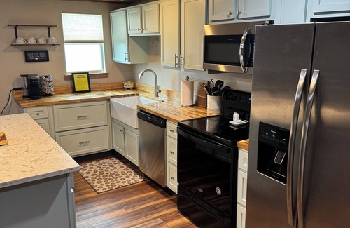 Kingston House | Near Buncombe Creek Marina exceptionally nice!
