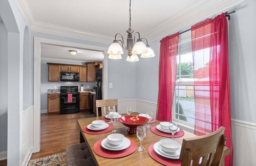 Clarksville House | Near Campbell & Downtown - Cottage & Carriage House