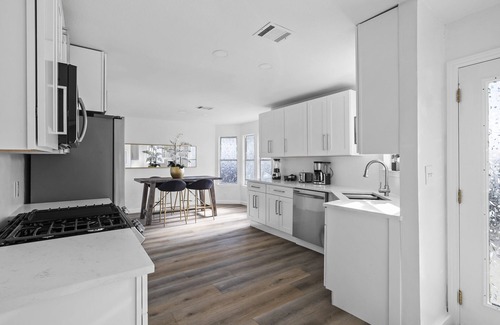 Stoney Ridge House | Near CTOA: Spacious Stylish and Comfort Retreat