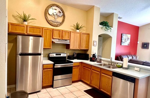 West Kissimmee House | Near Disney - 2 Master King, Pool, Hot Tub, Games, Deck Overlooking Lake!