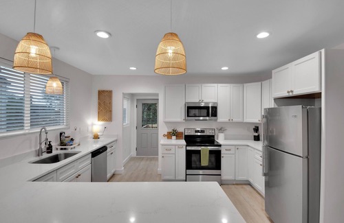 Sans Souci House | Near Downtown 3 Bedroom Home with King beds+ Parking+Deck