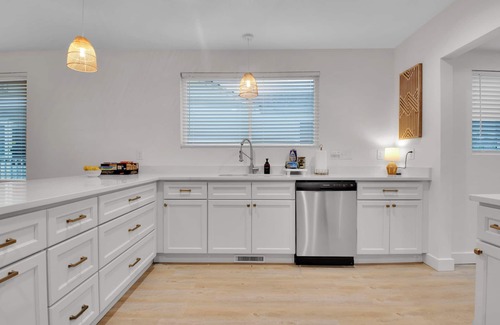 Sans Souci House | Near Downtown 3 Bedroom Home with King beds+ Parking+Deck