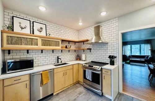 Folsom's Addition House | Near downtown Bright Cheerful Happy | Three Maples