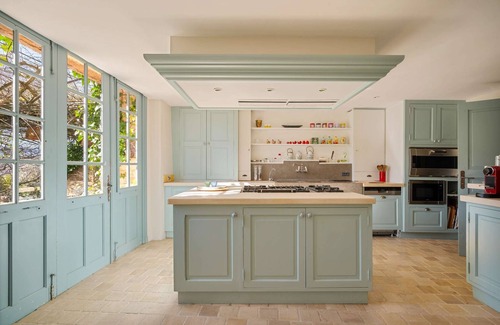 Goult House | Near Gordes – An exceptional property with a tennis court – Sleeps 12