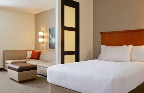 Austin Hotel | Near High Five Entertainment! FREE Parking, Outdoor Pool, Pets Allowed!