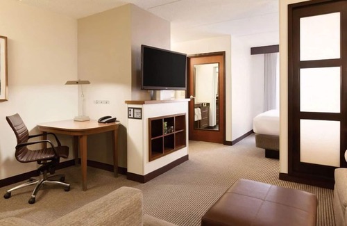 Austin Hotel | Near High Five Entertainment! FREE Parking, Outdoor Pool, Pets Allowed!
