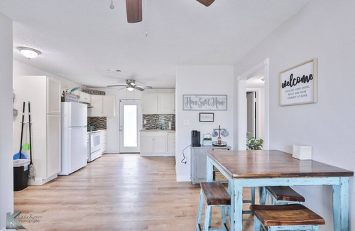 Abilene House | Near HSU, ACU & Hendrick ~ Clean ~ Charming Cottage ~ New Discounts ~ Dogs