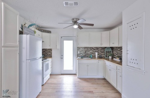 Abilene House | Near HSU, ACU & Hendrick ~ Clean ~ Charming Cottage ~ New Discounts ~ Dogs