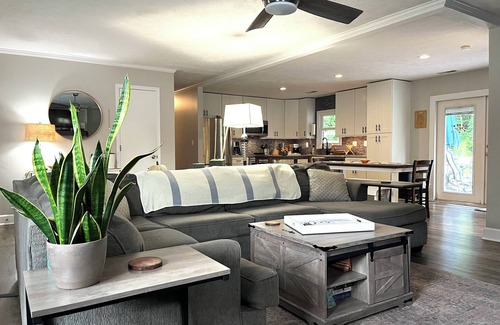 Wilmington Historic District House | Near ILM Family Gathering Home, Sleeps up to 8, host up to 12. Your Holiday spot