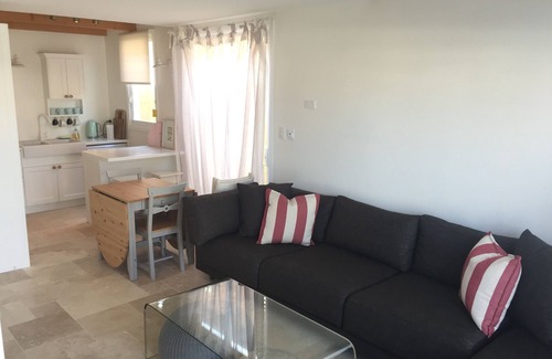 Freshwater House | Near new 3 bedroom cottage close to beach and village - sleeps up to 5.