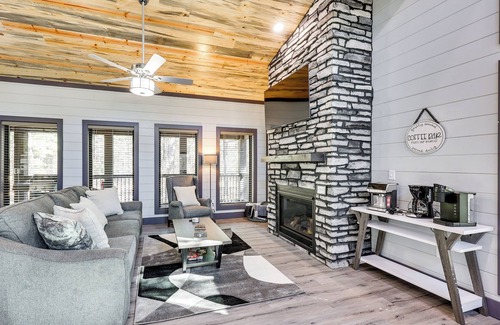 Broken Bow Cottage | Near New Casino: Broken Bow Cabin w/Hot Tub