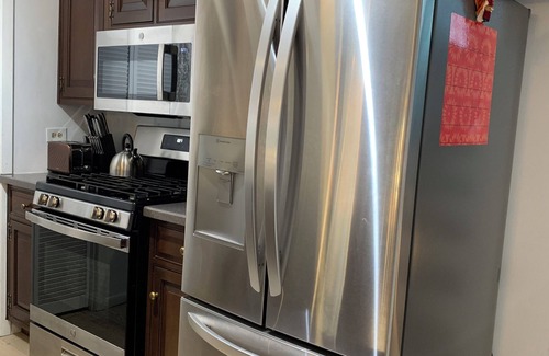 Wood Dale House | Near O’Hare, King Bed, Spacious, Great Backyard, WiFi, AC