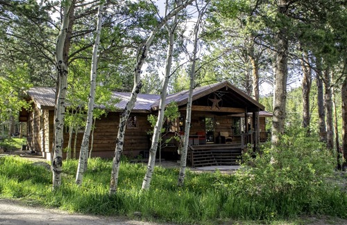 Allenspark House | Near RMNP Estes Park Hike, family time, pet friendly