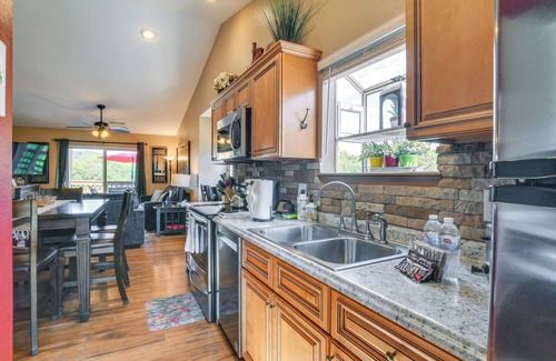 Indian Point Apartment | Near Silver Dollar City! Condo w/Hot Tub & Lake