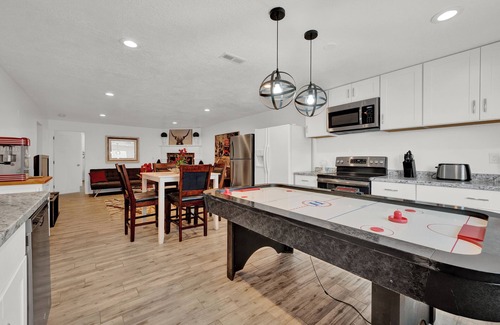 Perry House | Near Ski Resorts n-Stunning Sunsetsn- Hottubn- Fireplace over tubn-Air hocky