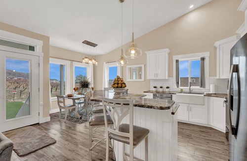 Perry House | Near Ski Resorts n-Stunning Sunsetsn- Hottubn- Fireplace over tubn-Air hocky