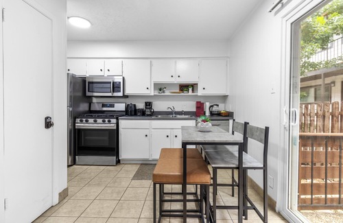 West Campus Apartment | Near UTA & DT~Free Parking~Smart TVs~Stocked Kitchen