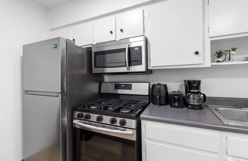 West Campus Apartment | Near UTA & DT~Free Parking~Smart TVs~Stocked Kitchen