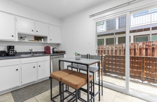 West Campus Apartment | Near UTA & DT~Free Parking~Smart TVs~Stocked Kitchen