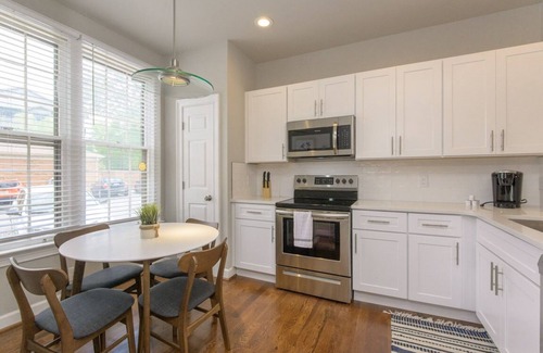West End Condo | Near Vandy♥Large Deck♥Free Parking♥11 mins Downtown♥332 Mbps♥2BD 2.5BA♥Workspace