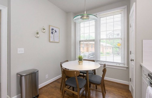 West End Condo | Near Vandy♥Large Deck♥Free Parking♥11 mins Downtown♥332 Mbps♥2BD 2.5BA♥Workspace
