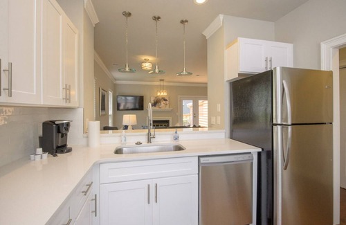 West End Condo | Near Vandy♥Large Deck♥Free Parking♥11 mins Downtown♥332 Mbps♥2BD 2.5BA♥Workspace
