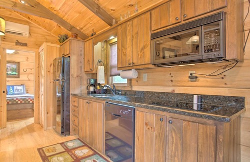 Mill Spring Cabin | Near Winter Trails! Rustic Cabin in Mill Spring