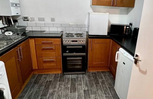 Birmingham House | Nechellsleepzzz 10beds free parking. Wheel chair access