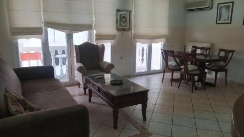Agios Onoufrios Apartment | Neoclassical apartment in kadmia
