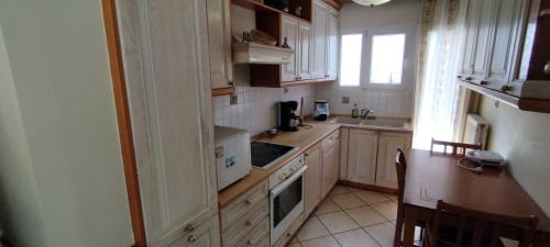 Agios Onoufrios Apartment | Neoclassical apartment in kadmia