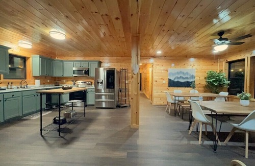 Rogers Cabin | Nerf Blasters | Arcades | Hot Tub | King Beds