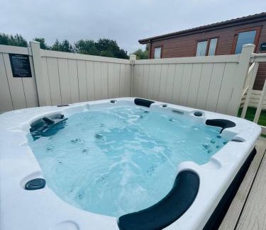 Malton House | Ness Lodge with Hot Tub