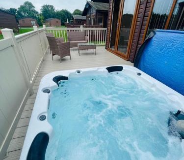 Malton House | Ness Lodge with Hot Tub