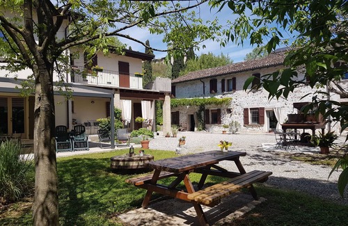 Monzambano Apartment | NEST open-space studio on two levels