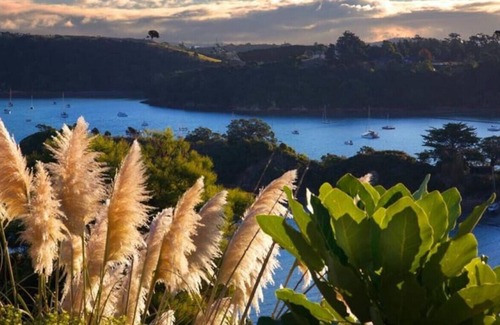 Ostend House | Nestled high on the hill overlooking Putiki Bay