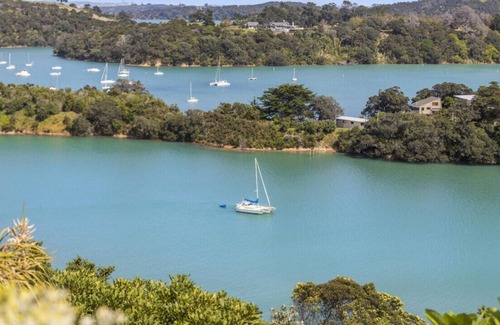 Ostend House | Nestled high on the hill overlooking Putiki Bay