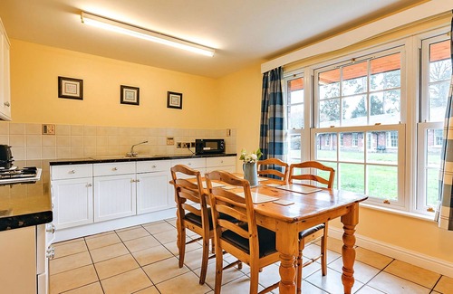 Eaton Mascott House | Netley Hall - Rose by Interhome