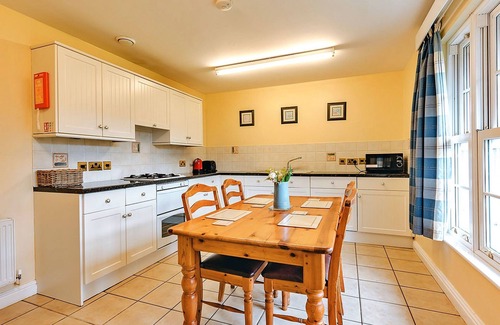 Eaton Mascott House | Netley Hall - Rose by Interhome