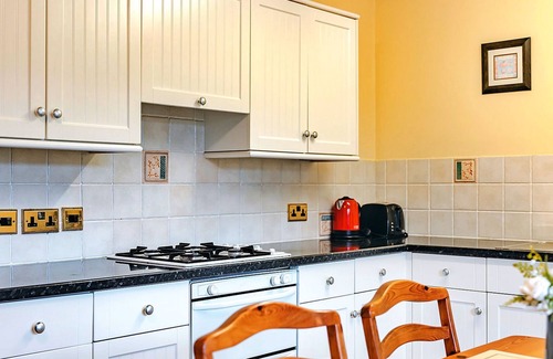Eaton Mascott House | Netley Hall - Rose by Interhome