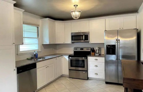 Melrose House | New! 12 South 4 Bedroom Close to Everything