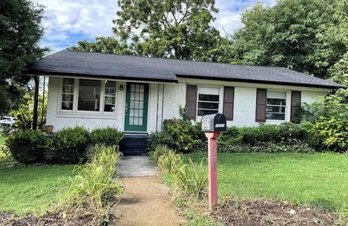 Melrose House | New! 12 South 4 Bedroom Close to Everything