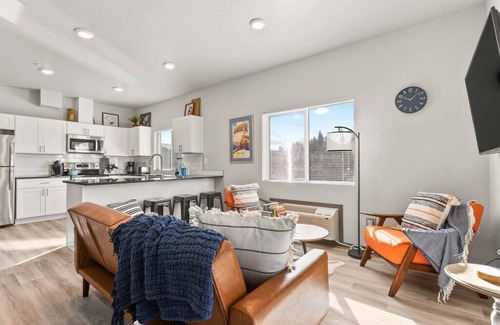 South Perry District Apartment | New 2 Bed 2 Bath Near Perry District and DT!