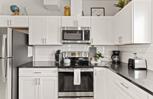 South Perry District Apartment | New 2 Bed 2 Bath Near Perry District and DT!