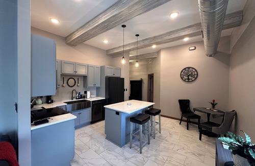 Muscatine Apartment | New 2-bedroom loft in center of Downtown Muscatine. Shopping, food, pubs nearby.