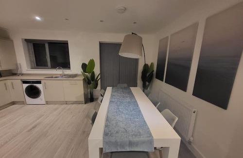 Manchester House | New 4 bedrm house! Parking. 10min to City/Etihad