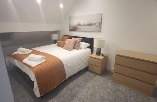 Manchester House | New 4 bedrm house! Parking. 10min to City/Etihad