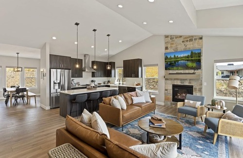 Wolf Creek House | New 4 bedroom Home with amazing views and private Hot Tub