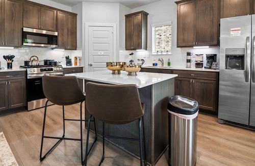 Sterling Ridge House | New 4-bedroom house close to The Woodlands with Backyard, BBQ Grill and Garage