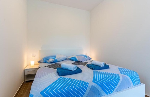 Cres House | New 4 star Room M&A in town Cres