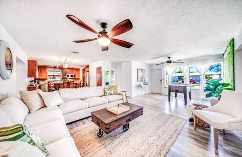 Pompano Beach House | New! 4Bed Htd Pool/Jacuzzi/5 Min to Beach/Tiki Hut